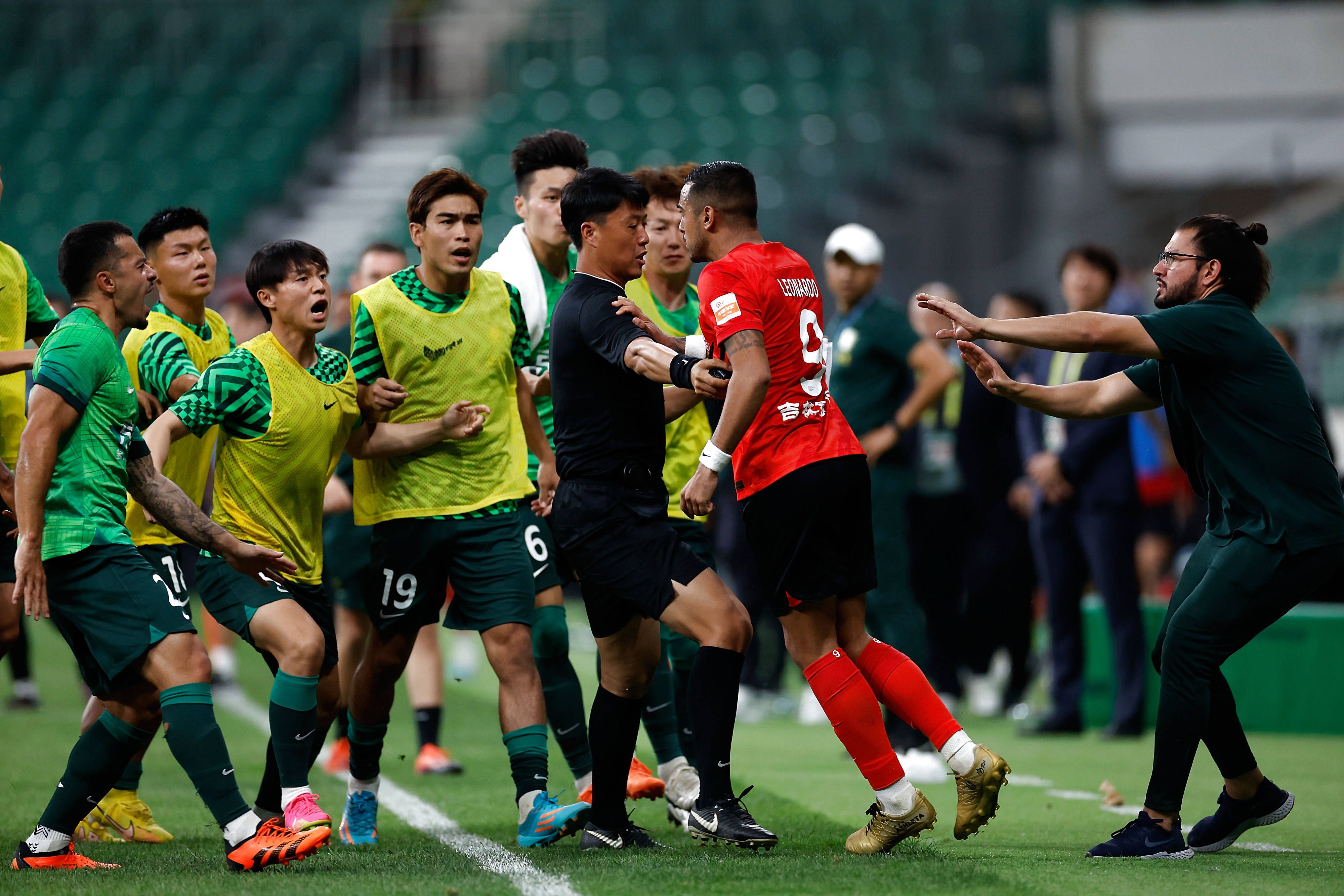 ”纳瓦斯2019年从皇马以1500万欧转会费加盟巴黎，加盟至今出战108场比赛，丢掉87球，完成50场零封。